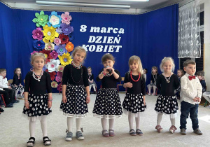 Przedszkolaki grupowo recytują wiersze.