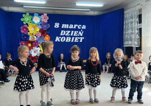 Czterolatki prezentują wiersze.