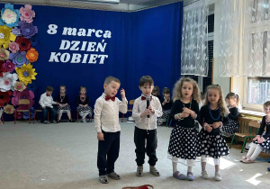 Chłopiec mówi wierszyk.