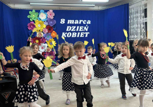 Wspólny taniec do muzyki - Kolorowy kwiatek Tobie dam.