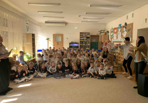 Wszystkie przedszkolaki słuchają śpiewu naszych pań.
