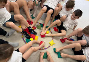 Dzieci przynoszą woreczki do koła.