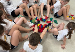 Dzieci przynoszą woreczki do koła.