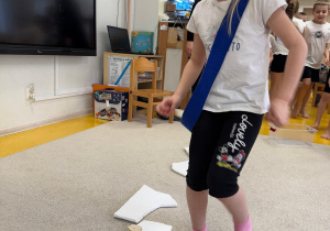 Dziewczynka biegnie po rybkę.