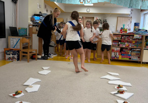 Dziewczynki biegną do swoich drużyn.