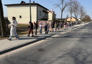 Idziemy gęsiego na spacerze.