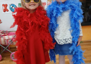 24 Dwie dziewczynki pozują do zdjęcia