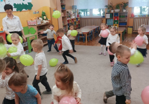 02 Dzieci tańczą z balonem