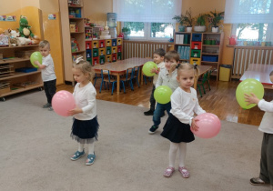 03 Dzieci naśladują ruchy