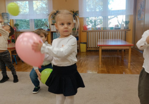 04 Dziewczynka trzyma balon