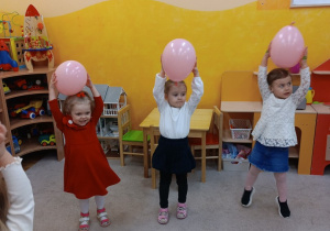 05 Dziewczynki unoszą balon do góry
