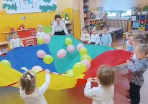 06 Zabawy z chustą i balonami