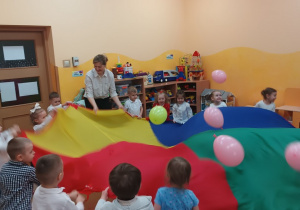 07 Dzieci bawią się z chusta i balonami