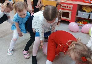 10 Dzieci przedkładają balon między nogami