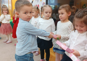 11 Chłopiec wręcza prezent dziewczynce