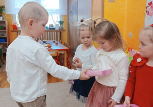 12 Chłopiec wręcza prezent dziewczynce