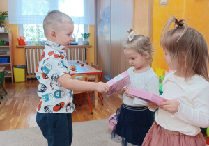 13 Chłopiec wręcza prezent