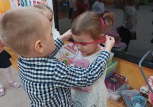 14 Chłopiec zakłada medal dziewczynce