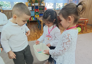 16 Dziewczynki dają upominki dla chłopców