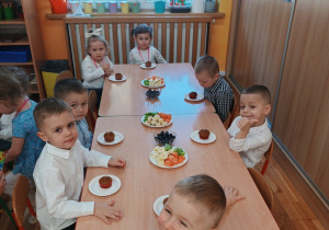 17 Dzieci jedzą poczęstunek
