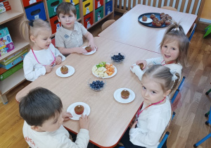 18 Dzieci jedzą babeczki