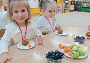 19 Dziewczynki jedzą babeczki