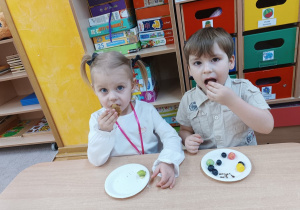 21 Dzieci częstują się poczęstunkiem