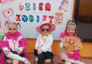 23 Dziewczynki pozują do zdjęcia z rekwizytami