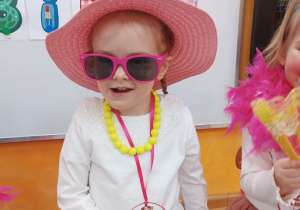 25 Dziewczynka w kapeluszu i okularach