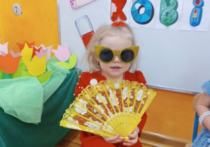 28 Dziewczynka z wachlarzem