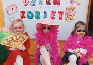 29 Dziewczynki siedzą na krzesłach