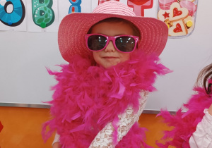 30 Dziewczynka przebrana pozuje do zdjęcia