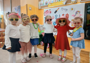 22 Dziewczynki pozują do zdjęcia