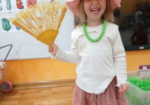 27 Dziewczynka w kapeluszu