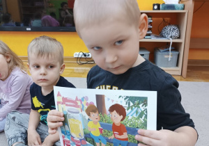 02 Chłopiec trzyma ilustrację