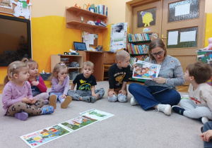 03 Dzieci słuchają opowiadania o Panu Zielonku