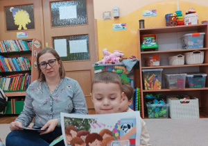 04 Chłopiec trzyma ilustrację