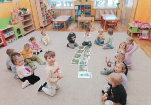 06 Dzieci z grupy Słoneczek słuchają opowiadania