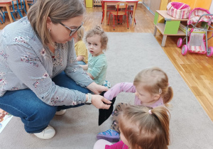 07 Dzieci losują kamyczki