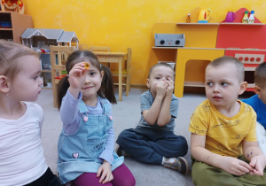 08 Dzieci pokazują kamyczki