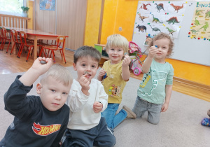 09 Dzieci trzymają w ręce kamyczki