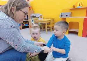 10 Chłopiec losuje kamyczek