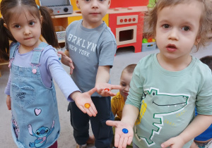 11 Dzieci pokazują wylosowane kamyczki