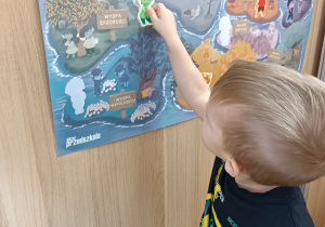 15 Chłopiec przykleja Pana Zielonka na Wyspie Zazdrości