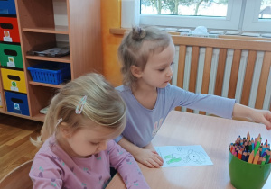 16 Dziewczynki kolorują Pana Zielonka