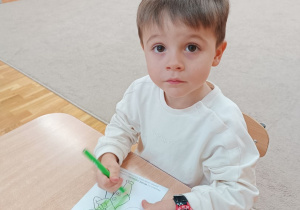 18 Chłopiec koloruje Pana Zielonka