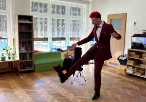 Magik wykonuje sztuczkę z kapeluszem.