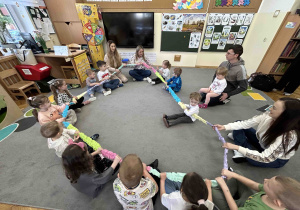 Dzieci bawią się z użyciem Sigumy.