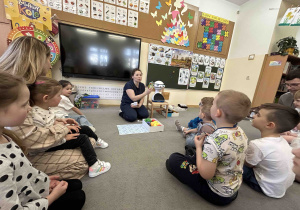 Pani anglistka pokazuje dzieciom robota.