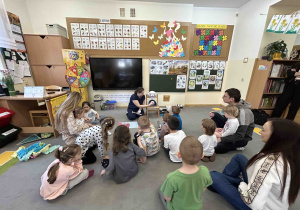 Dzieci z ciekawością biorą udział w zajęciach z robotem.